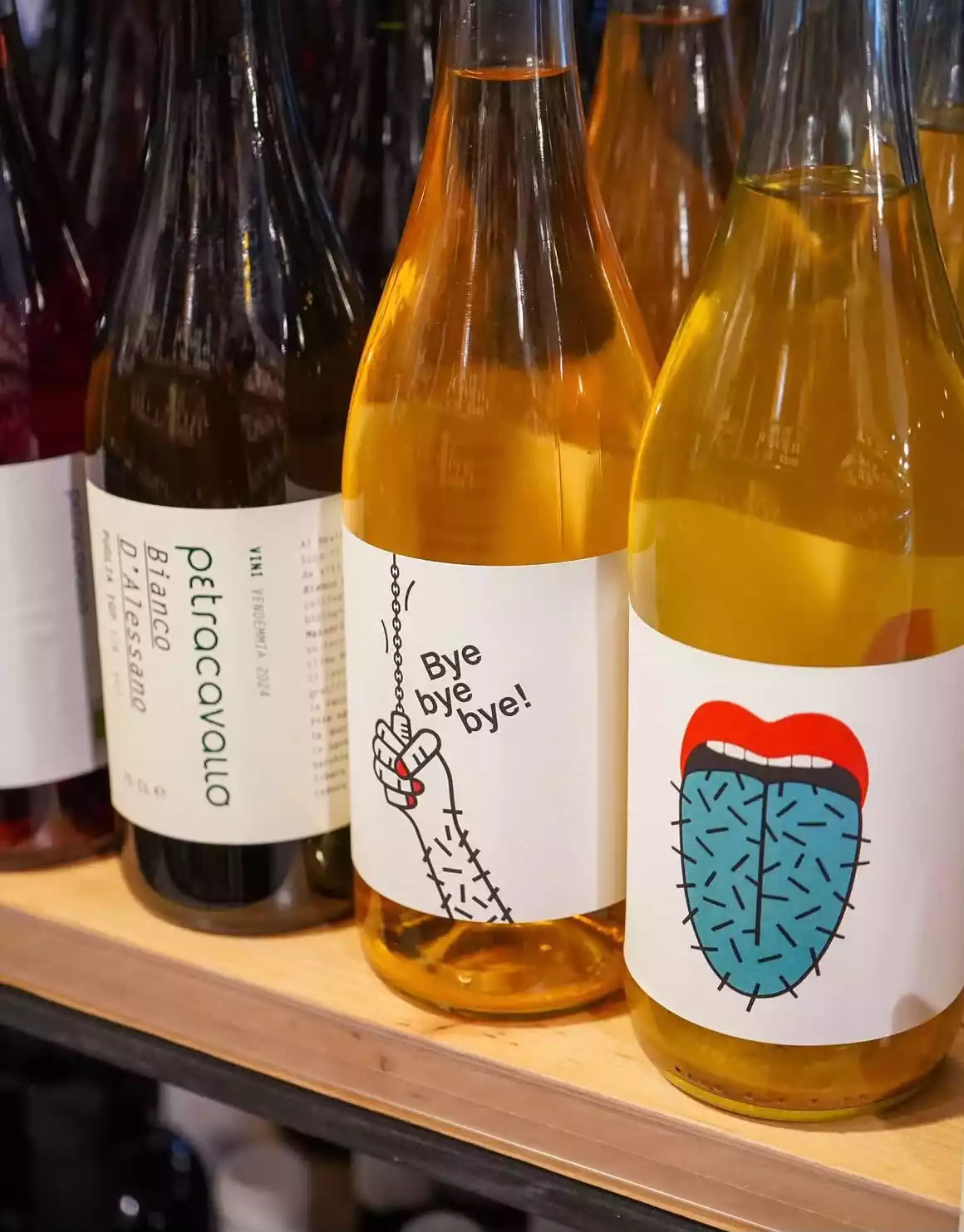 Selezione di vini naturali nella cantina di Atelier Doria