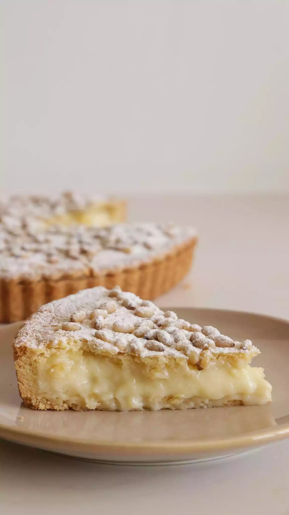 Torta alla crema con pinoli