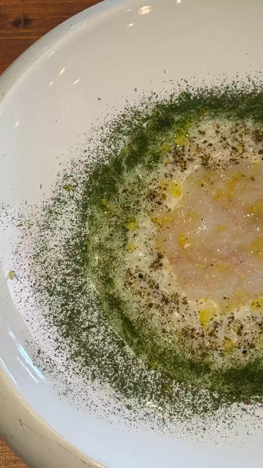 Crudo di pesce con erbe