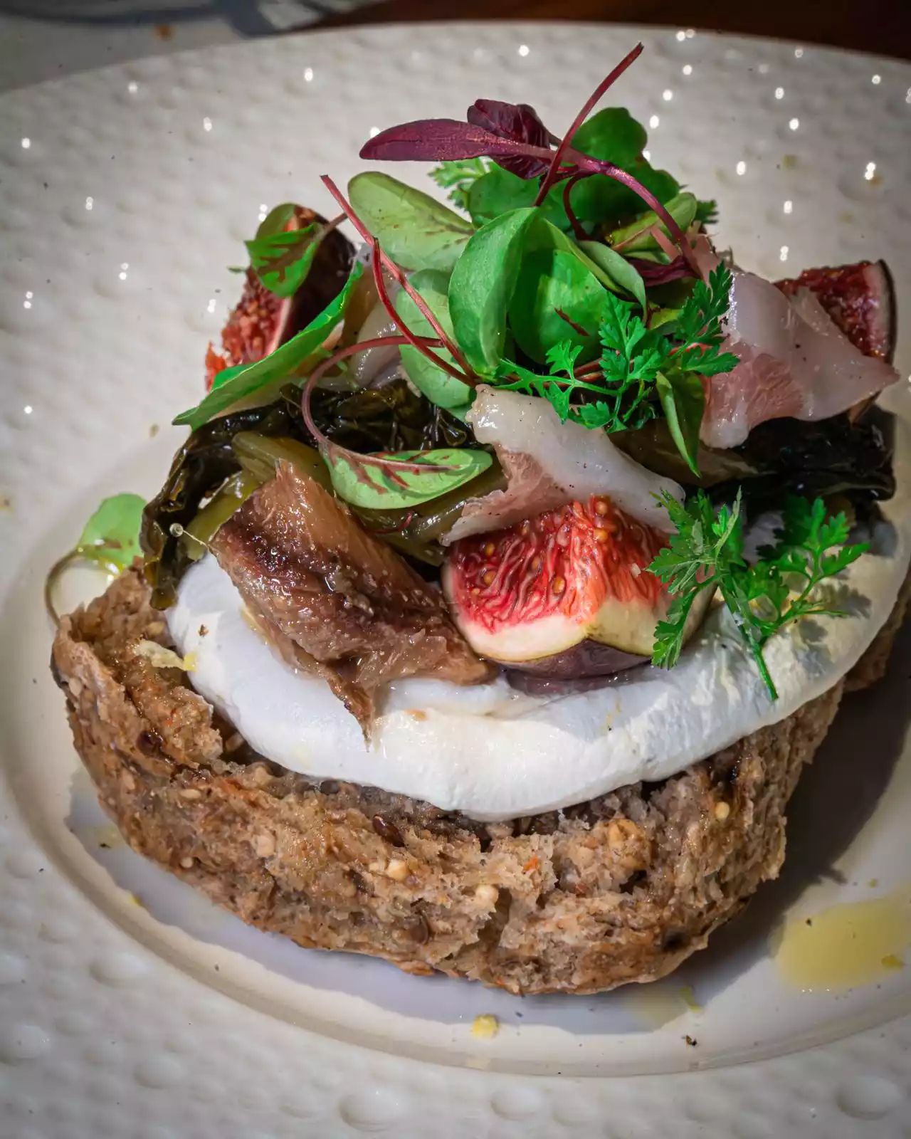 Crostino con fichi, erbe e formaggio