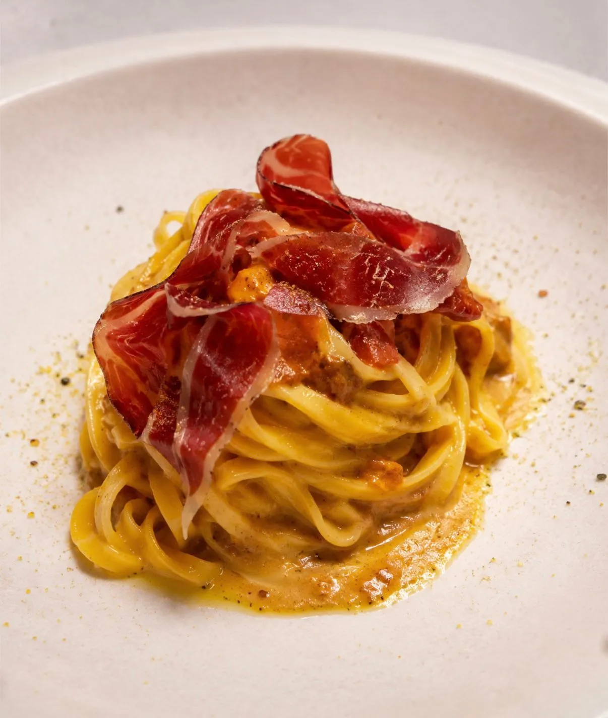 Linguine con ricci di mare e prosciutto Patanegra