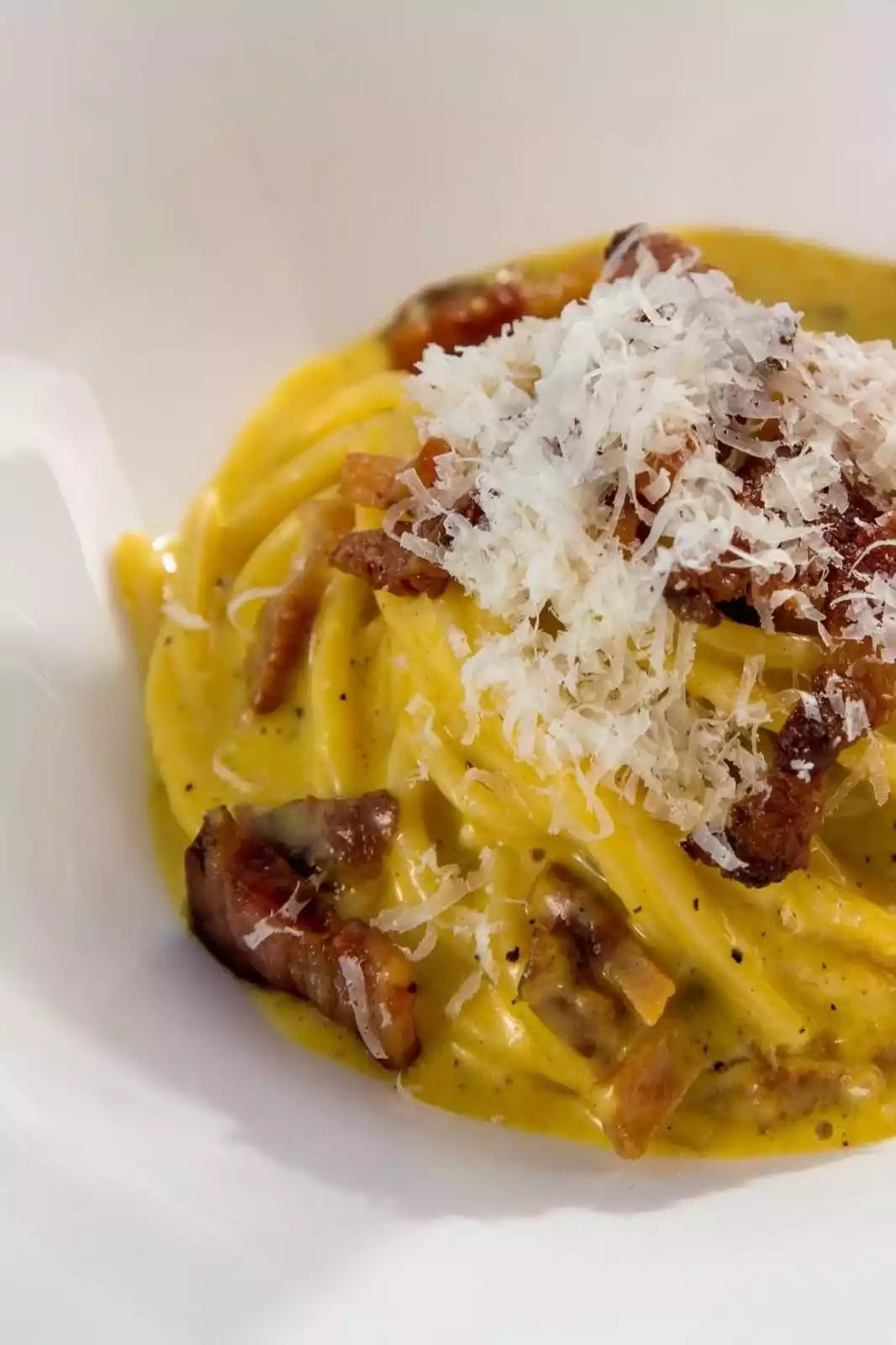 Pasta cremosa con guanciale e formaggio