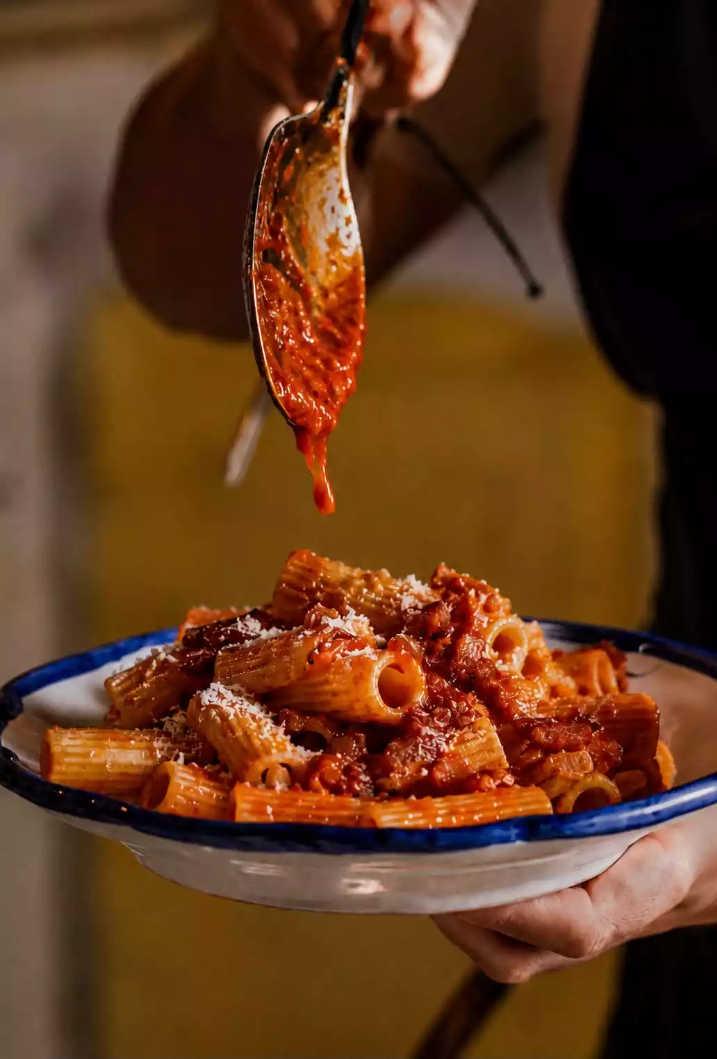 Rigatoni al ragù serviti da Atelier Doria