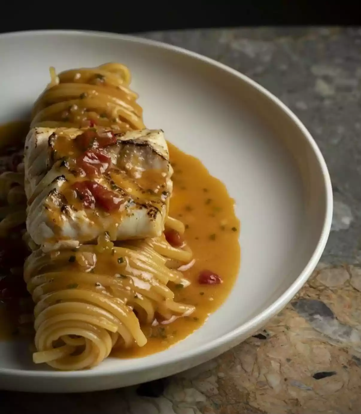 Spaghetti con pesce e salsa mediterranea
