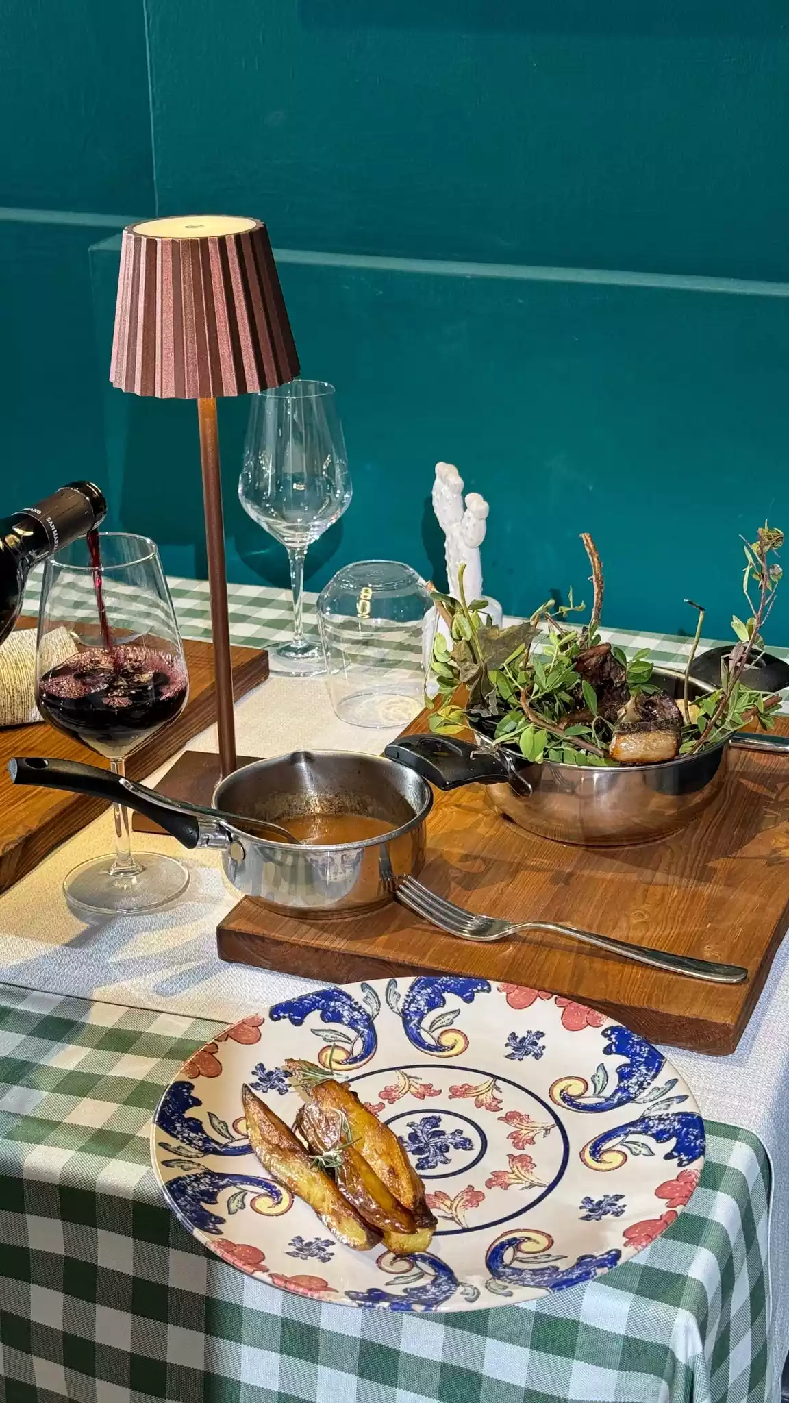 Tavola con vino e portate